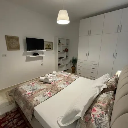 Meg's Gjirokastër