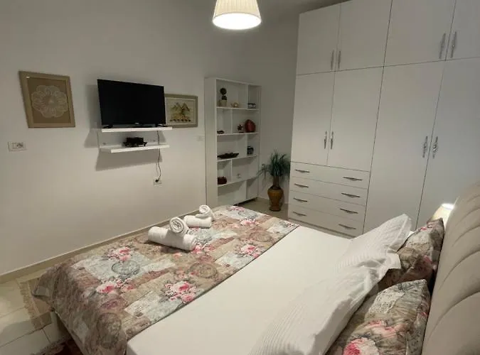 Meg's Gjirokastër